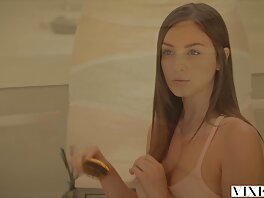 Малката азиатска български порно клипове мадама обича да се вози